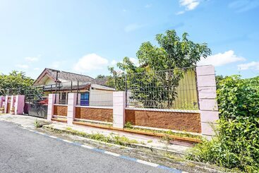 هتل Spot On 92372 Rinda Homestay Syariah & Resto