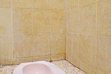 هتل Spot On 92372 Rinda Homestay Syariah & Resto