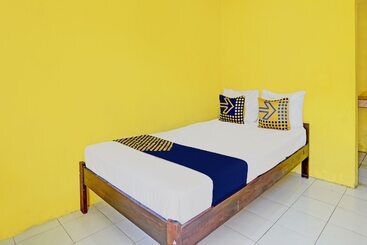 هتل Spot On 92372 Rinda Homestay Syariah & Resto
