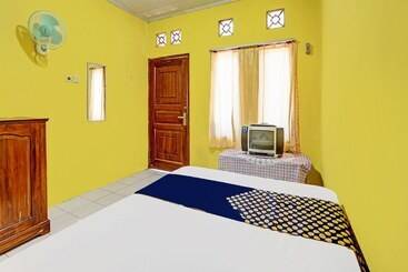 هتل Spot On 92372 Rinda Homestay Syariah & Resto
