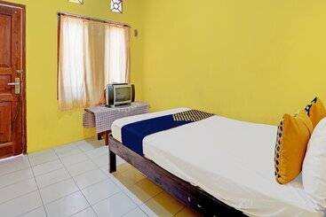 هتل Spot On 92372 Rinda Homestay Syariah & Resto