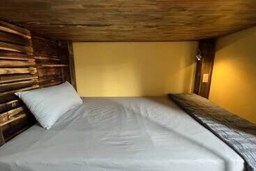 Lapis Restaurant And Hostel