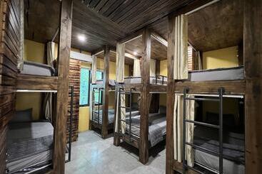 Lapis Restaurant And Hostel