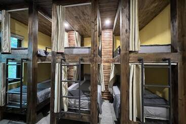 Lapis Restaurant And Hostel
