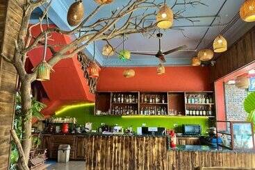 Lapis Restaurant And Hostel