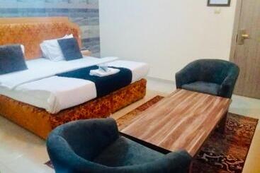 Ne Yo Hotel & Rv Lodges