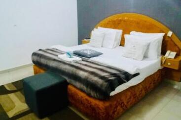 Ne Yo Hotel & Rv Lodges