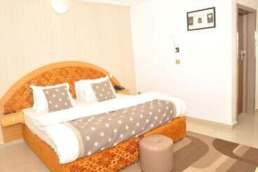 Ne Yo Hotel & Rv Lodges