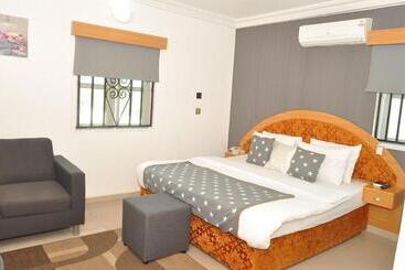 Ne Yo Hotel & Rv Lodges