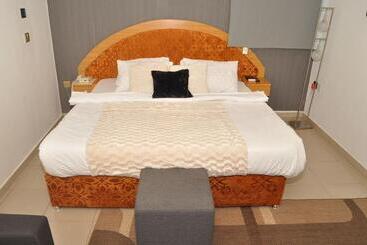 Ne Yo Hotel & Rv Lodges
