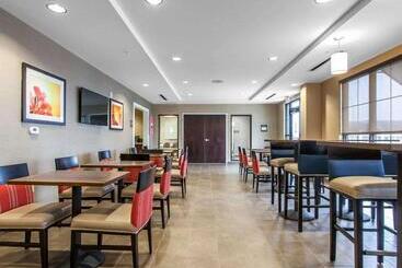 هتل Comfort Suites Youngstown North