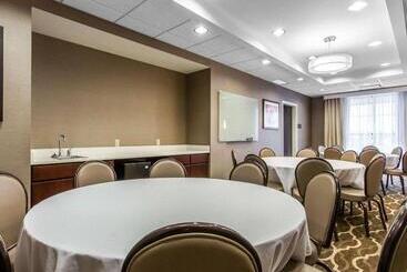 هتل Comfort Suites Youngstown North