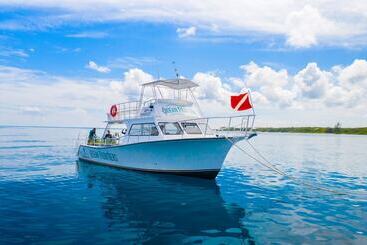 هتل Compass Point Dive Resort