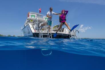 هتل Compass Point Dive Resort