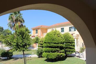 هتل Elanthi Village Apartments