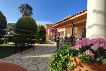 هتل Elanthi Village Apartments