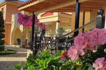 هتل Elanthi Village Apartments