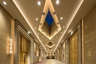 هتل Hilton Urumqi