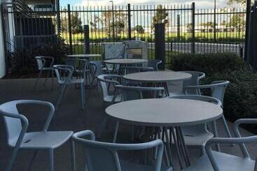 هتل Quest Melbourne Airport
