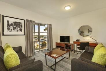 هتل Quest Melbourne Airport