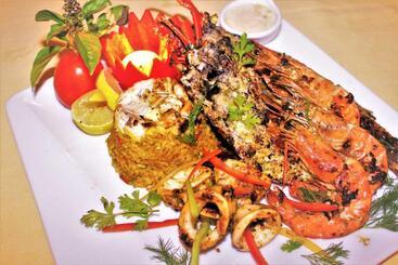 هتل Rohanou Beach Resort