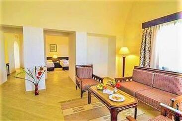 هتل Rohanou Beach Resort