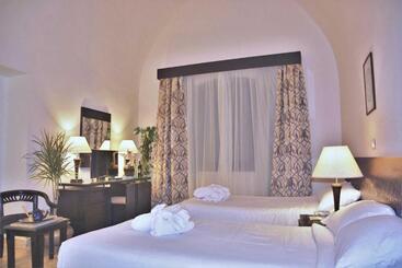 هتل Rohanou Beach Resort