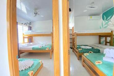 هتل Hostal Las Flores