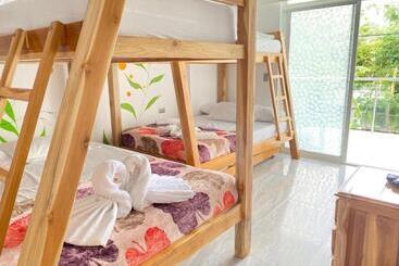 هتل Hostal Las Flores