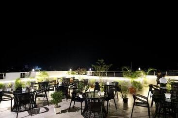 Xpressmall Hotel Near Dhaka Airport