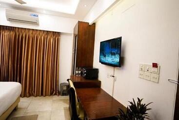 Xpressmall Hotel Near Dhaka Airport