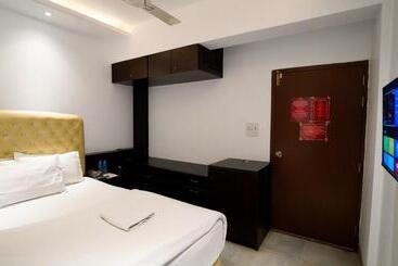 Xpressmall Hotel Near Dhaka Airport