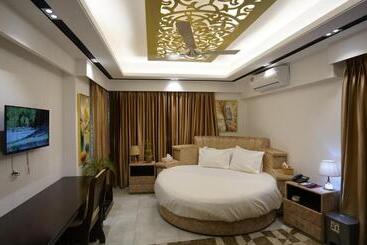 Xpressmall Hotel Near Dhaka Airport