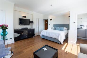 هتل Nell Gwynn House Apartments & Rooms