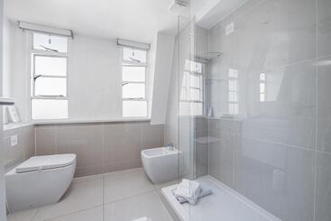 هتل Nell Gwynn House Apartments & Rooms