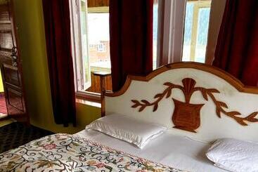 پانسیون Friends Guest House