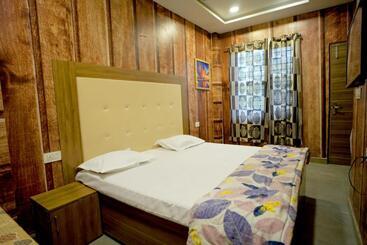 هاستل Dwaraka Inn    Lpu Law Gate    Super Deluxe Rooms For Parents, Students, Couples, Corporate