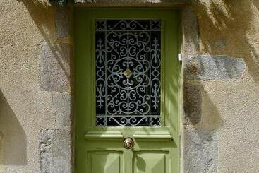 تختخواب و صبحانه Art Maison