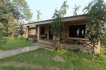 هتل Tharu Lodge