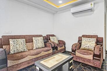 هتل Collection O Living Tree