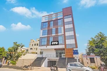 هتل Collection O Living Tree