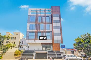 هتل Collection O Living Tree