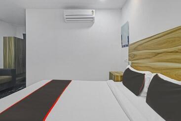 هتل Collection O Living Tree