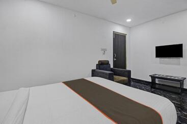هتل Collection O Living Tree