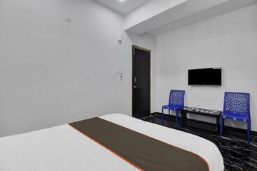 هتل Collection O Living Tree