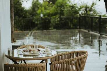 The Deck Otel