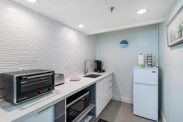 11th   Seven Heaven Miami  Unforgettable Ocean Front  Free Parking