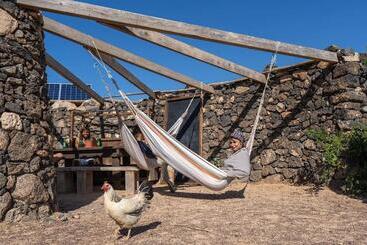 호스텔 Alaia Tiny House Between Volcanoes And Beach Breaks