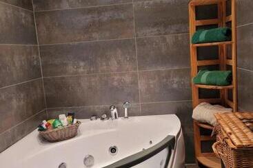 تختخواب و صبحانه Cosy Cottage With Private Pool
