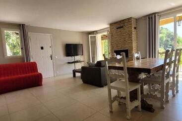 تختخواب و صبحانه Cosy Cottage With Private Pool